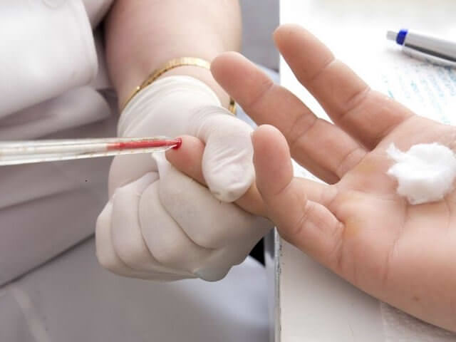 Забор крови из пальца на лейкоциты