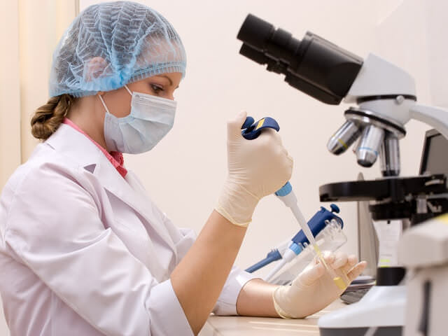 лаборант проводит тест на фрагментацию сперматозоидов